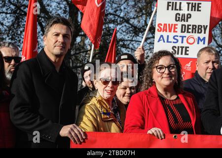 Londres, Royaume-Uni. 06 décembre 2023. Dame Margaret Beckett DBE (au milieu), députée travailliste de Derby South, soutient une manifestation organisée par le syndicat Uni à Westminster. L'usine d'Alstom, la plus grande du Royaume-Uni qui fabrique des trains à Derby depuis 180 ans, est menacée et l'on craint que l'usine, qui emploie 2 000 personnes, ne licencie des travailleurs en raison d'un retard dans les commandes de nouvelles flottes de trains. Crédit : Imageplotter/Alamy Live News Banque D'Images