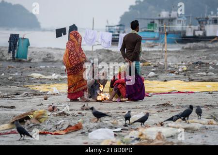 Guwahati, Assam, Inde, le 6 décembre 2023. Les gens se blottissent autour d'un feu de joie pour se réchauffer pendant une journée d'hiver, à Guwahati, Assam, Inde, le 6 décembre 2023. Crédit : David Talukdar/Alamy Live News Banque D'Images