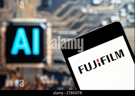 Dans cette illustration photo, le logo de la multinationale japonaise de photographie et d’imagerie Fujifilm est affiché sur un smartphone avec une puce d’intelligence artificielle (IA) et un symbole en arrière-plan. Banque D'Images