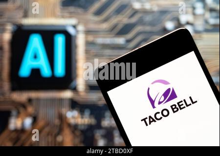 Dans cette illustration photo, la chaîne américaine de restauration rapide Taco Bell logo vu affiché sur un smartphone avec une puce d'intelligence artificielle (IA) et symbole en arrière-plan. Banque D'Images