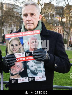 Londres, Royaume-Uni. 06 décembre 2023. Ian Paisley, député du Parti unioniste démocratique (DUP) pour North Antrim, tient une pancarte lors de la veillée "kidnappé/Bring Them Home" en face des chambres du Parlement à Westminster. La veillée est organisée par le Bureau des députés des Juifs britanniques et vise à rendre hommage aux victimes des attaques du Hamas en Israël ainsi qu’à celles qui sont toujours prises en otage par le Hamas. Crédit : Imageplotter/Alamy Live News Banque D'Images