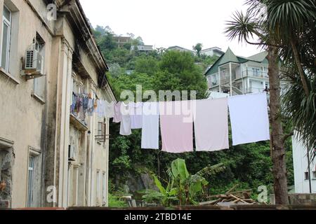 Linge disposé pour sécher entre les maisons Banque D'Images