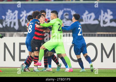 Wuhan, province chinoise du Hubei. 6 décembre 2023. Les joueurs des deux côtés se disputent lors du match de football de la ligue des Champions de l'AFC entre le Wuhan Three Towns FC de Chine et le Pohang Steelers de Corée du Sud au Wuhan Sports Center Stadium à Wuhan, dans la province du Hubei en Chine centrale, le 6 décembre 2023. Crédit : Xiao Yijiu/Xinhua/Alamy Live News Banque D'Images