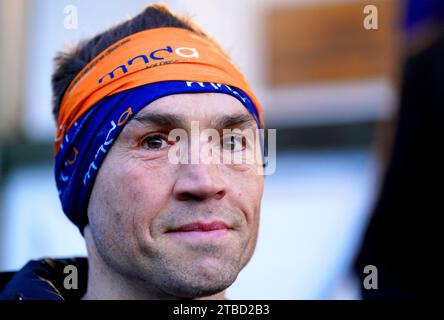 Kevin Sinfield après avoir terminé la sixième journée du 7 en 7 en 7 Challenge à Brighton et Hove. Depuis le début de sa quête ultra-marathon en 2020, le jeune homme de 43 ans a recueilli plus de 8 millions de livres sterling pour aider à financer la recherche et aider les personnes atteintes de la maladie, et il a promis de continuer à entreprendre sa quête marathon jusqu'à ce qu'un remède puisse être trouvé. Date de la photo : mercredi 6 décembre 2023. Banque D'Images