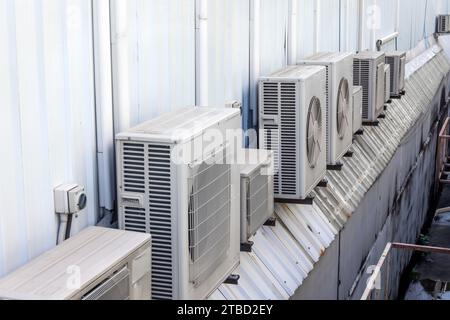 Unité extérieure de compresseur de climatiseurs installé beaucoup de rangée de lot à l'extérieur de la maison Banque D'Images