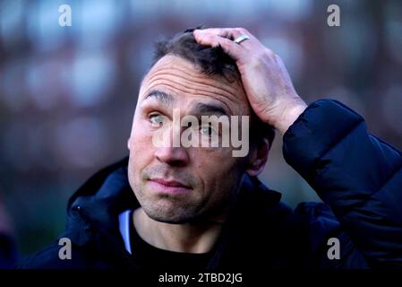 Kevin Sinfield après avoir terminé la sixième journée du 7 en 7 en 7 Challenge à Brighton et Hove. Depuis le début de sa quête ultra-marathon en 2020, le jeune homme de 43 ans a recueilli plus de 8 millions de livres sterling pour aider à financer la recherche et aider les personnes atteintes de la maladie, et il a promis de continuer à entreprendre sa quête marathon jusqu'à ce qu'un remède puisse être trouvé. Date de la photo : mercredi 6 décembre 2023. Banque D'Images