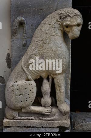 Porta dei Leoni - porte des Lions ( symbole de la force ) et une coupe de lion. ( Symbole de la charité ) Cathédrale Métropolitaine Primatiale ( ouverte en mars 1084.) de Sainte Marie des Anges, Saint Matthieu et Saint Grégoire VII - Cattedrale Primaziale Metropolitana di Santa Maria degli Angeli, San Matteo e San Gregorio VI.I Salerno Fine Art Museum, Italie, Italien, Banque D'Images