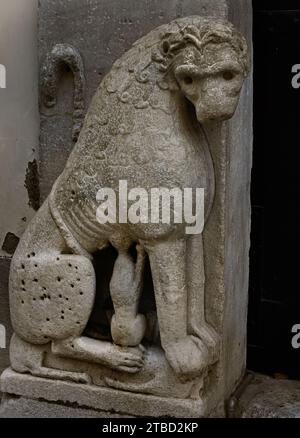 Porta dei Leoni - porte des Lions ( symbole de la force ) et une coupe de lion. ( Symbole de la charité ) Cathédrale Métropolitaine Primatiale ( ouverte en mars 1084.) de Sainte Marie des Anges, Saint Matthieu et Saint Grégoire VII - Cattedrale Primaziale Metropolitana di Santa Maria degli Angeli, San Matteo e San Gregorio VI.I Salerno Fine Art Museum, Italie, Italien, Banque D'Images