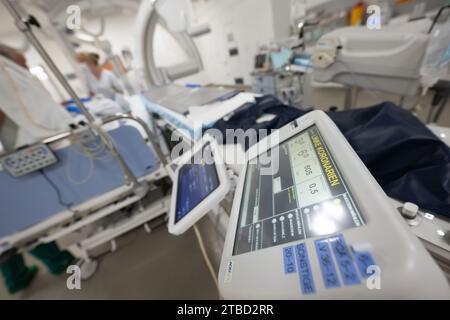 Stuttgart, Allemagne. 10 novembre 2023. Un patient est transféré après une opération cardiaque au cours de laquelle un stent a été placé. Crédit : Marijan Murat/dpa/Alamy Live News Banque D'Images