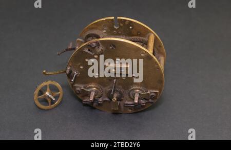 Mécanisme d'une vieille horloge de grand-père. Attribut bronze steampunk. Banque D'Images