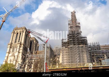 Paris, France. 06 décembre 2023. La cathédrale notre Dame de Paris le jour de la croix sera placée sur le sommet de la nouvelle flèche du monument, sur l'Ile de la Cité à Paris, le 6 décembre 2023. Cette flèche est en cours de reconstruction pour être identique à l'originale, détruite dans l'incendie du 15 avril 2019 avec la cathédrale prévue pour être rouverte fin 2024 selon le ministère français de la Culture. Photo par Alexis Jumeau/ABACAPRESS.COM crédit : Abaca Press/Alamy Live News Banque D'Images