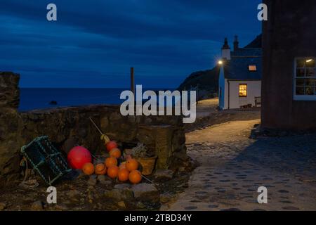 Village de Crovie au crépuscule en novembre. Crovie, Aberdeenshire, Écosse. Exposition longue Banque D'Images