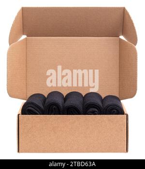 Ouvrez la boîte postale ondulée pliable avec 5 paires de chaussettes noires isolées sur fond blanc Banque D'Images