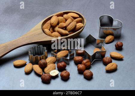 Louche en bois aux amandes et noisettes, emporte-pièces, ingrédient de boulangerie Banque D'Images