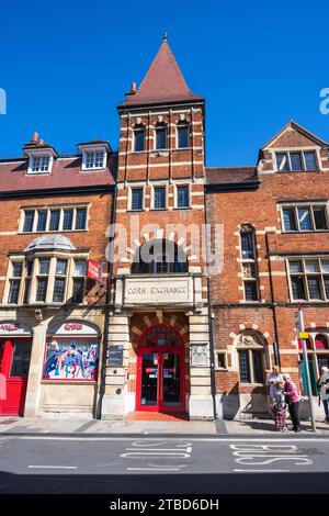 Old Fire Station (anciennement Corn Exchange) est maintenant un centre artistique avec Crisis Skylight sur George Street dans le centre-ville d'Oxford, Oxfordshire, Angleterre, Royaume-Uni Banque D'Images