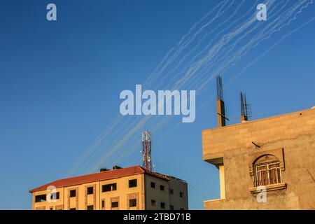 Rafah, Territoires palestiniens. 06 décembre 2023. Des traces de fumée provenant des roquettes du Hamas tirées de Gaza vers Israël peuvent être vues dans le ciel, au milieu des combats continus entre Israël et le groupe militant palestinien Hamas. Crédit : Abed Rahim Khatib/dpa/Alamy Live News Banque D'Images