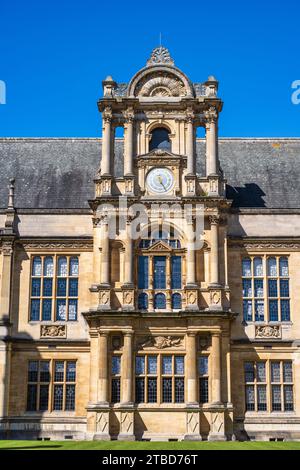 Tour de l'horloge des écoles d'examen de l'Université d'Oxford sur Merton Street dans le centre-ville d'Oxford, Oxfordshire, Angleterre, Royaume-Uni Banque D'Images