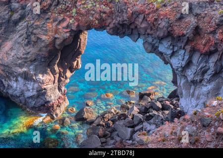 Porte rocheuse dans l'eau, détail, HDR, Spiaggia di Pollara, plage de Pollara, Pollara, Salina, Iles Eoliennes, Sicile, Italie Banque D'Images