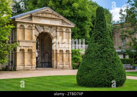 Danby Gateway et buisson topiaire dans le jardin botanique d'Oxford, Université d'Oxford, dans le centre-ville d'Oxford, Oxfordshire, Angleterre, Royaume-Uni Banque D'Images