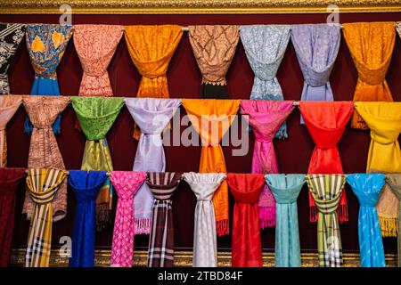 Pile de multi-couleurs lumineuses pièces de tissu dans un bazar Banque D'Images