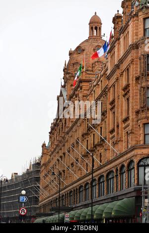 Façade avant de Harrods, grands magasins de luxe à Londres, Londres, région de Londres, Angleterre, Royaume-Uni Banque D'Images