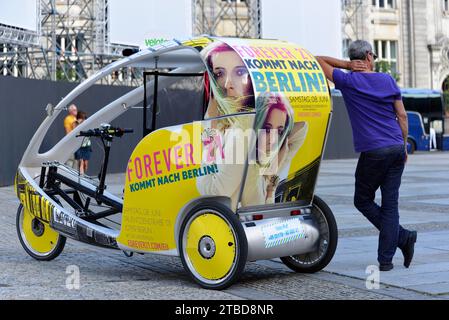 Taxi touristique vélo de Berlin avec chauffeur en attente pour les clients, Berlin, Berlin, Allemagne Banque D'Images