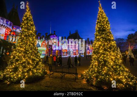 Waddesdon Manor Buckinghamshire, Royaume-Uni. 6 décembre 2023. Une toute nouvelle projection de lumière sur la façade du Manoir inspirée de trois contes classiques.Alice au pays des merveilles, royaume de la Reine des neiges et Peter Pan à Neverland.jusqu'au 1 janvier 2024 crédit : Paul Quezada-Neiman/Alamy Live News Banque D'Images