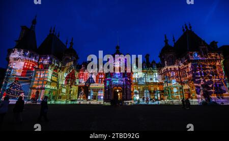 Waddesdon Manor Buckinghamshire, Royaume-Uni. 6 décembre 2023. Une toute nouvelle projection de lumière sur la façade du Manoir inspirée de trois contes classiques.Alice au pays des merveilles, royaume de la Reine des neiges et Peter Pan à Neverland.jusqu'au 1 janvier 2024 crédit : Paul Quezada-Neiman/Alamy Live News Banque D'Images