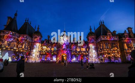 Waddesdon Manor Buckinghamshire, Royaume-Uni. 6 décembre 2023. Une toute nouvelle projection de lumière sur la façade du Manoir inspirée de trois contes classiques.Alice au pays des merveilles, royaume de la Reine des neiges et Peter Pan à Neverland.jusqu'au 1 janvier 2024 crédit : Paul Quezada-Neiman/Alamy Live News Banque D'Images