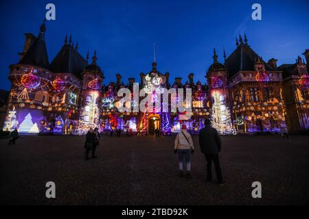 Waddesdon Manor Buckinghamshire, Royaume-Uni. 6 décembre 2023. Une toute nouvelle projection de lumière sur la façade du Manoir inspirée de trois contes classiques.Alice au pays des merveilles, royaume de la Reine des neiges et Peter Pan à Neverland.jusqu'au 1 janvier 2024 crédit : Paul Quezada-Neiman/Alamy Live News Banque D'Images