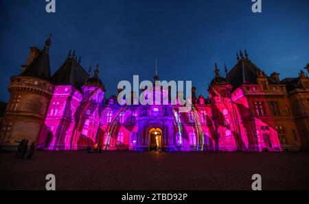 Waddesdon Manor Buckinghamshire, Royaume-Uni. 6 décembre 2023. Une toute nouvelle projection de lumière sur la façade du Manoir inspirée de trois contes classiques.Alice au pays des merveilles, royaume de la Reine des neiges et Peter Pan à Neverland.jusqu'au 1 janvier 2024 crédit : Paul Quezada-Neiman/Alamy Live News Banque D'Images