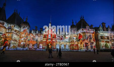 Waddesdon Manor Buckinghamshire, Royaume-Uni. 6 décembre 2023. Une toute nouvelle projection de lumière sur la façade du Manoir inspirée de trois contes classiques.Alice au pays des merveilles, royaume de la Reine des neiges et Peter Pan à Neverland.jusqu'au 1 janvier 2024 crédit : Paul Quezada-Neiman/Alamy Live News Banque D'Images