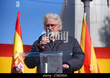 Salvador Caamaño Président de la Société civile catalane SCC dans les parlements prend la parole lors du 45e anniversaire de la Constitution espagnole à Tarragone. Environ deux cents personnes se rassemblent à Tarragone pour commémorer le 45e anniversaire de la Constitution espagnole et dénoncer l’hostilité du président du gouvernement espagnol Pedro Sanchez. Convoquée par des entités civiles telles que 'Impulso Ciudadano', 'Convivencia Civica Catalana' entre autres, des représentants politiques tels que Ignacio Garriga Secrétaire général de VOX, Alejandro Fernandez Président du PP en Catalogne et Matias Alonso Banque D'Images