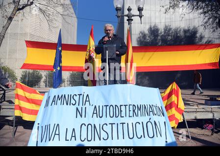 Salvador Caamaño Président de la Société civile catalane SCC dans les parlements prend la parole lors du 45e anniversaire de la Constitution espagnole à Tarragone. Environ deux cents personnes se rassemblent à Tarragone pour commémorer le 45e anniversaire de la Constitution espagnole et dénoncer l’hostilité du président du gouvernement espagnol Pedro Sanchez. Convoquée par des entités civiles telles que 'Impulso Ciudadano', 'Convivencia Civica Catalana' entre autres, des représentants politiques tels que Ignacio Garriga Secrétaire général de VOX, Alejandro Fernandez Président du PP en Catalogne et Matias Alonso Banque D'Images