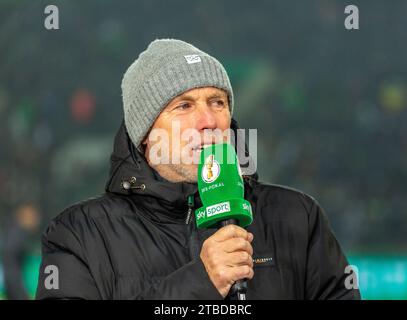 Sports, football, DFB Cup, 2023/2024, seize dernières années, Borussia Moenchengladbach vs. VfL Wolfsburg 1-0 AET, Stade Borussia Park, ancien professionnel du football Peter Wynhoff (MG) interviewé par Sky, LES RÈGLEMENTS du DFL INTERDISENT TOUTE UTILISATION DE PHOTOGRAPHIES COMME SÉQUENCES D'IMAGES ET/OU QUASI-VIDÉO Banque D'Images