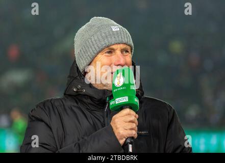 Sports, football, DFB Cup, 2023/2024, seize dernières années, Borussia Moenchengladbach vs. VfL Wolfsburg 1-0 AET, Stade Borussia Park, ancien professionnel du football Peter Wynhoff (MG) interviewé par Sky, LES RÈGLEMENTS du DFL INTERDISENT TOUTE UTILISATION DE PHOTOGRAPHIES COMME SÉQUENCES D'IMAGES ET/OU QUASI-VIDÉO Banque D'Images