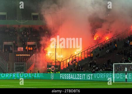 Sports, football, DFB Cup, 2023/2024, seize dernières années, Borussia Moenchengladbach vs. VfL Wolfsburg 1-0 AET, Stadium Borussia Park, Wolfsburg les fans de football pyrotechniques, LES RÈGLEMENTS DFL INTERDISENT TOUTE UTILISATION DE PHOTOGRAPHIES COMME SÉQUENCES D'IMAGES ET/OU QUASI-VIDÉO Banque D'Images