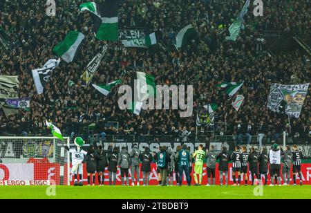 Sports, football, DFB Cup, 2023/2024, seize dernières années, Borussia Moenchengladbach vs VfL Wolfsburg 1-0 AET, Stade Borussia Park, Gladbach les fans de football dans la Nordkurve célèbrent son équipe, LES RÈGLEMENTS DFL INTERDISENT TOUTE UTILISATION DE PHOTOGRAPHIES COMME SÉQUENCES D'IMAGES ET/OU QUASI-VIDÉO Banque D'Images