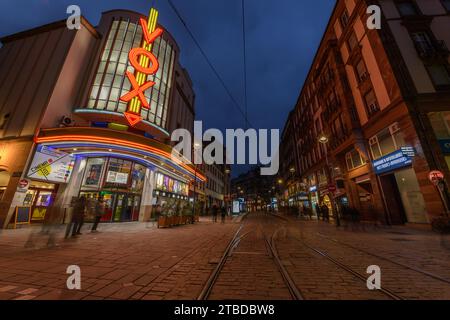 Le cinéma Vox de Strasbourg illuminé la nuit. Bas-Rhin, Alsace, Grand est, France, Europe. Banque D'Images