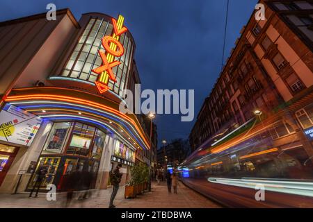 Le cinéma Vox de Strasbourg illuminé la nuit. Bas-Rhin, Alsace, Grand est, France, Europe. Banque D'Images