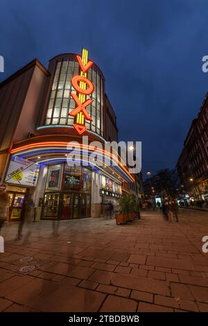 Le cinéma Vox de Strasbourg illuminé la nuit. Bas-Rhin, Alsace, Grand est, France, Europe. Banque D'Images