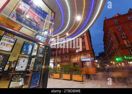 Le cinéma Vox de Strasbourg illuminé la nuit. Bas-Rhin, Alsace, Grand est, France, Europe. Banque D'Images