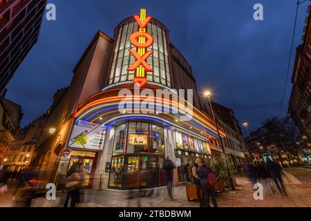 Le cinéma Vox de Strasbourg illuminé la nuit. Bas-Rhin, Alsace, Grand est, France, Europe. Banque D'Images