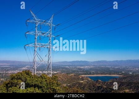 Vues de Dirt Mullholland Dr dans les montagnes de Santa Monica regardant vers le nord dans la vallée de San Fernando par un ciel clair jour d'hiver. Banque D'Images