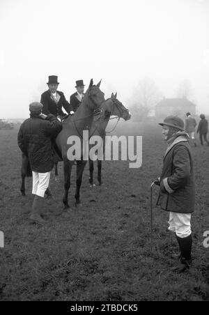 Chasse au renard, chasse au duc de Beaufort. Une pause pendant les jours de chasse et un changement de chevaux. Badminton, Gloucestershire, Angleterre vers novembre 1985. Banque D'Images