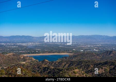 Vues de Dirt Mullholland Dr dans les montagnes de Santa Monica regardant vers le nord dans la vallée de San Fernando par un ciel clair jour d'hiver. Banque D'Images