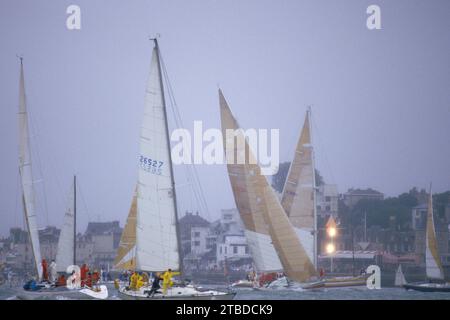 Les équipages de Cowes Sailing Regatta attendent le début de la course, les deux lumières doivent aider les yachts à identifier la ligne de départ mais ne forment pas la ligne. Cowes, île de Wight, Angleterre circa août 1985 1980s Royaume-Uni HOMER SYKES Banque D'Images