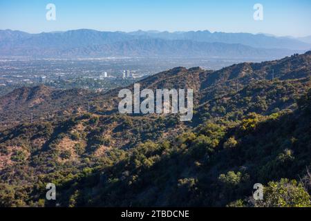 Vues de Dirt Mullholland Dr dans les montagnes de Santa Monica regardant vers le nord dans la vallée de San Fernando par un ciel clair jour d'hiver. Banque D'Images