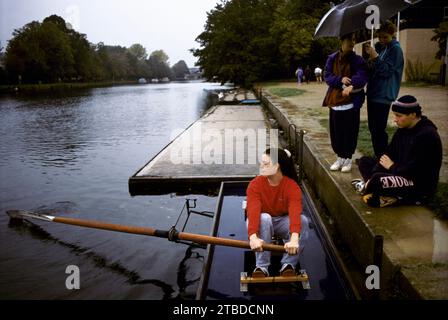 Université d'Oxford, Freshers week 1990s. Une nouvelle étudiante apprend à ramer sur la rivière Cherwell. Oxford, Oxfordshire, Angleterre septembre 1990s. 1995 ROYAUME-UNI HOMER SYKES Banque D'Images