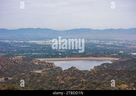 Vues de Dirt Mullholland Dr dans les montagnes de Santa Monica regardant vers le nord dans la vallée de San Fernando par un ciel clair jour d'hiver. Banque D'Images